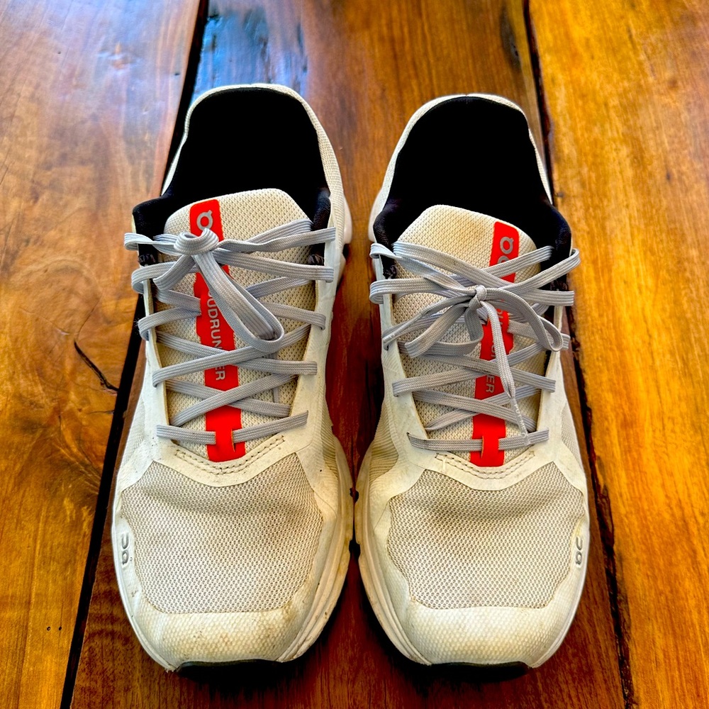Men’s white/orange ON Running sneaker size 9.5